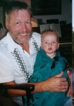 Nybadet p� bestefars fang.
Direct from the bath to grandpa's knee!