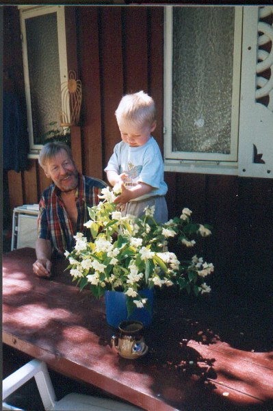 Bestefar og Kjetil - sommeren 2002.
Grandpa and Kjetil - summer 2002.
