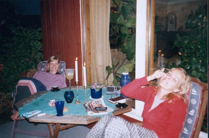 Kveldsstemning p� verandaen, Gunhild og Tone
