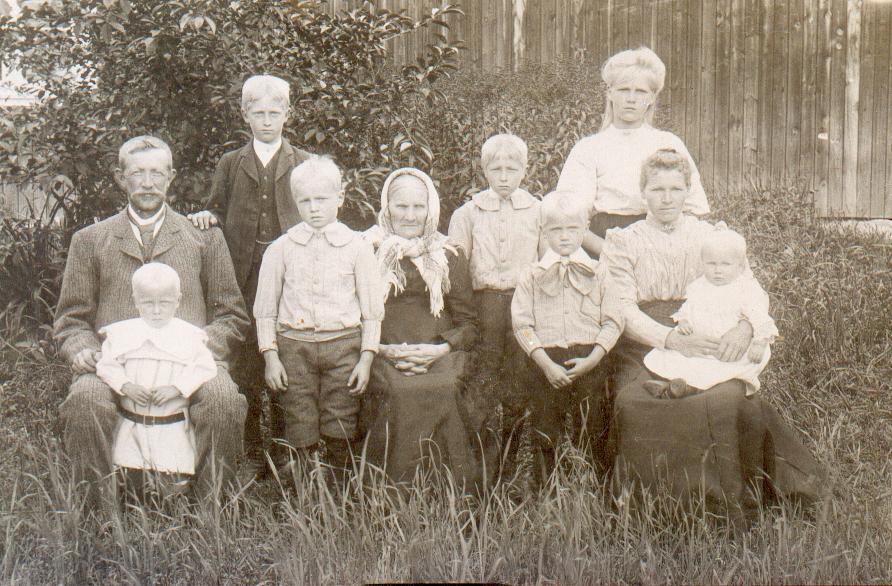 Nils og Elise Buverud - bestemor Margit og barna.
Nils and Elise Buverud - grandma Margit and the children.